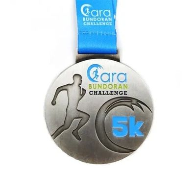comprar Medalla de carrera personalizada de aleación de zinc en relieve de 70 mm / Medallas personalizadas para premios de 5K Fabricación en línea
