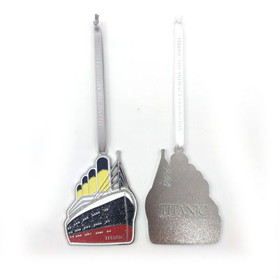 comprar RMS Titanic Recuerdo Medalla Especial Colgante Diseño grabado y grabado y agujeros de cinta incorporados Fabricación en línea