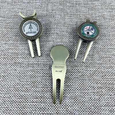 comprar Herramientas de divot de golf y marcador de bola con esmalte suave dorado antiguo y imán Fabricación en línea