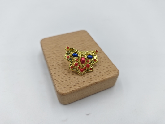 comprar Stylish and Durable Lapel Pin with Brilliant Golden Butterfly and Eye-Catching Gemstone Fabricación en línea