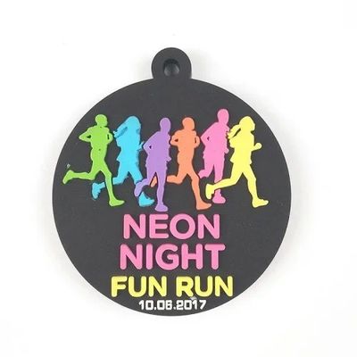 Medalla ecológica personalizada / Medallas de caucho de PVC negro Medalla 3D para Neon Night Fun Run