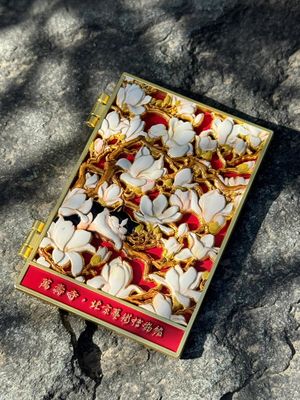 Imán de nevera de esmalte suave con una aldea de invierno detallada y símbolos celestiales